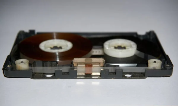 白い背景のオーディオカセットテープをねじ込み — ストック写真