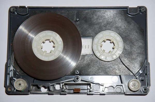 En skruvad på ljudkassett tejp mot en vit bakgrund — Stockfoto