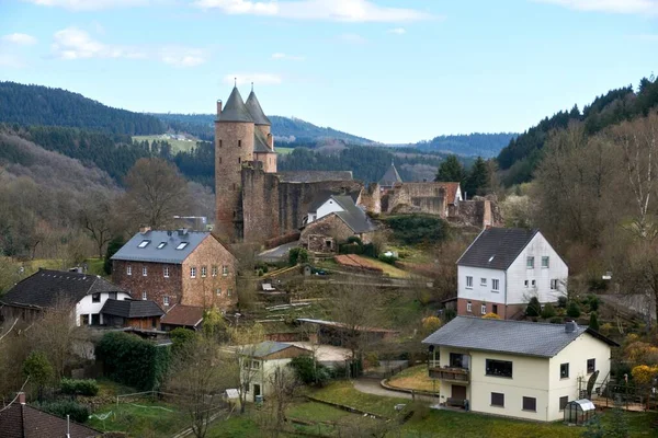 Bertradaburg Castillo Montaña Ruinas Espolón Roca Por Encima Del Pueblo —  Fotos de Stock