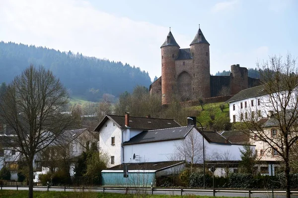 ベルトラバーグ Bertradaburg ドイツ ラインラント プファルツ州のヴルカニフェル Vulkaneifel 郡のミュエルレンバッハ Muerlenbach の村の上にある 岩の拍車をかけた荒れ果てた丘の城である — ストック写真