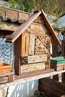 Bahçede bir böcek evi görünümü, böcekler için koruma, böcek otel adlı, Insektenhotel.