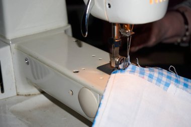 Yüz, ağız ve burun maskesini kovid-19 'a karşı kendin dik.