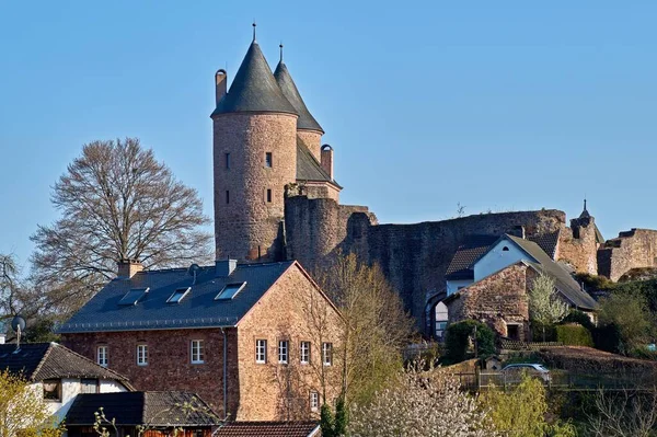 El Bertradaburg es un castillo de colina en ruinas en un espolón de roca — Foto de Stock