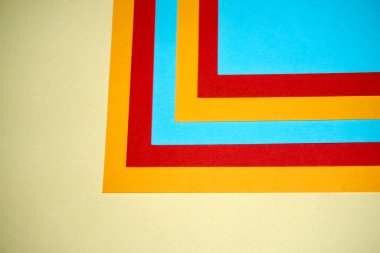 Renkli geometrik kağıt deseni sarı, mavi, kırmızı.