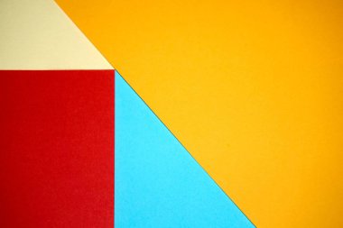 Renkli geometrik kağıt deseni sarı, mavi, kırmızı.