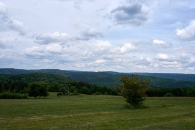 Vulkaneifel, Almanya 'daki manzaranın panoramik bir fotoğrafı.