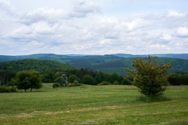Vulkaneifel, Almanya 'daki manzaranın panoramik bir fotoğrafı.