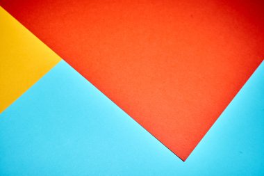 Renkli geometrik kağıt deseni sarı, mavi, kırmızı.