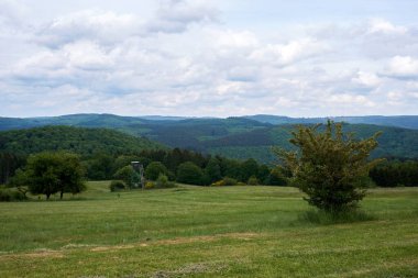 Vulkaneifel, Almanya 'daki manzaranın panoramik bir fotoğrafı.