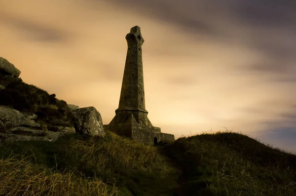 Carn Brea Basset pomnik pod pochmurne niebo — Zdjęcie stockowe