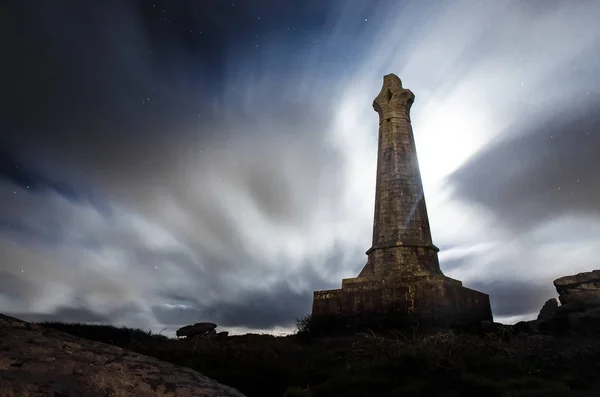 Carn Brea'nın Basset anıt bir bulutlu gökyüzü altında
