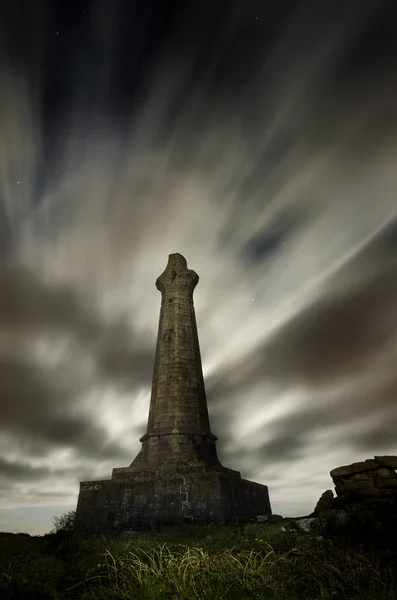 Carn Brea Basset pomnik pod pochmurne niebo — Zdjęcie stockowe