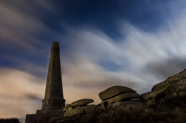 Carn Brea Basset pomnik pod pochmurne niebo — Zdjęcie stockowe