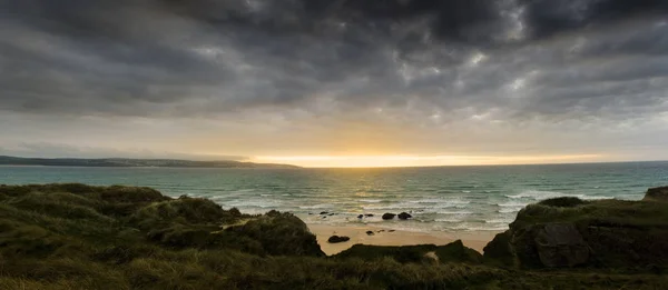 Pôr do sol na praia de Gwithian Cornwall Inglaterra — Fotografia de Stock