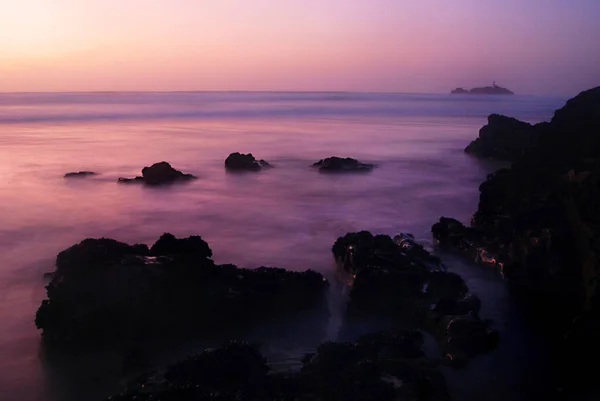 güzel uzun pozlama dalganın kayalara Gwithian Beach çevresinde. Mesafe hafif ev-ebilmek var olmak Godrevy bkz: ayar güneş ışığında, Cornwall, İngiltere