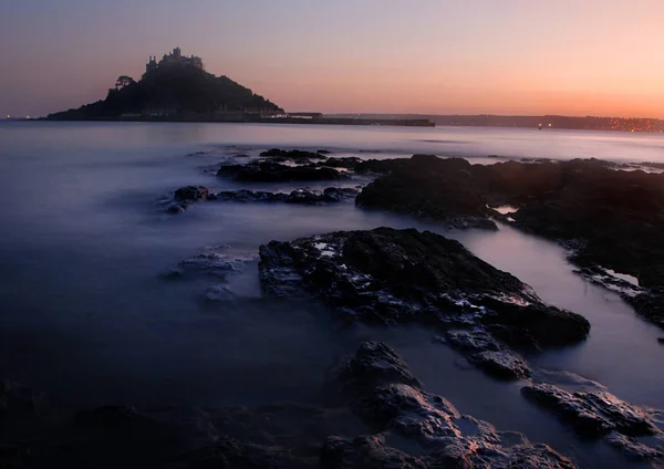 Beautful uzun pozlama St Michael's Mount akşam güneşin, Cornwall, İngiltere