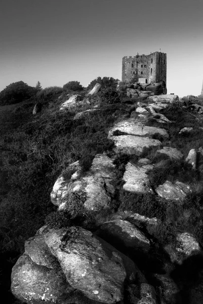 Carn brea kale üstünde tepe-in Carn brea hill, Cornwall, İngiltere