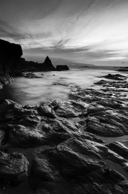 Godrevy, Cornwall, İngiltere'de günbatımı kayalık sahil uzun bir pozlama