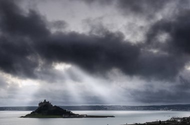 Dramatik bir bulutlu gökyüzü St Michael's mount, Penzance üzerinde başgösteren, 