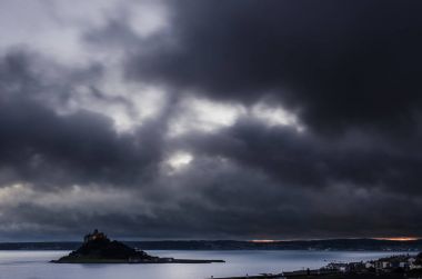 St Michael's mount, Penzance, Cornwall, İngiltere giderek kötüleşen dramatik bir bulutlu gökyüzü