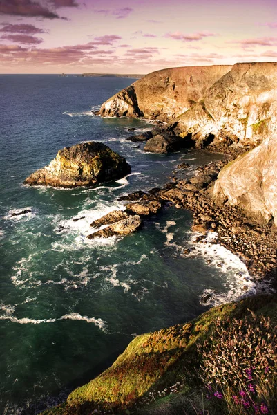 St Agnes cliff yüksek gelgit akşam güneşin, Cornwall, İngiltere