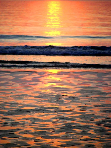 Güneş kum. Güzel bir atış günbatımının sıcak ışık ıslak kum plajda gwithian, Cornwall, İngiltere