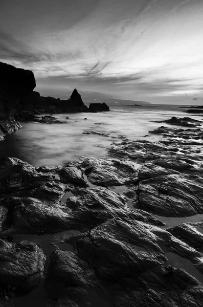 Godrevy, Cornwall, İngiltere'de günbatımı kayalık sahil uzun bir pozlama