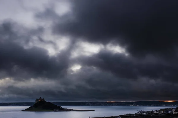 St Michael's mount, Penzance, Cornwall, İngiltere giderek kötüleşen dramatik bir bulutlu gökyüzü
