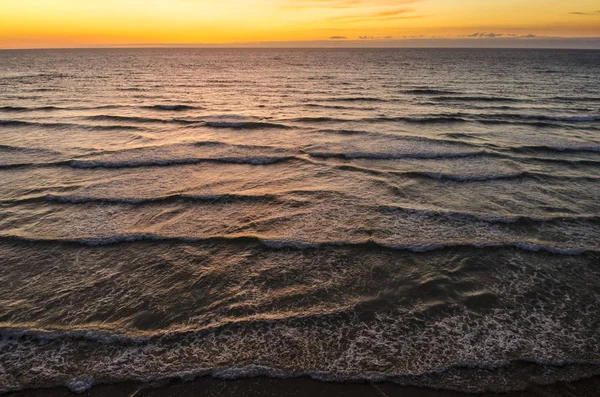 Cornish sahilde Gwithian yükselen dalgalar