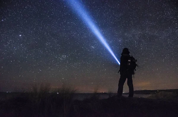 Explorando Cielo Nocturno Con Una Antorcha Mano — Foto de Stock