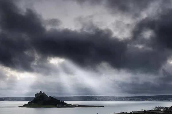 Cielo Nublado Dramático Que Cierne Sobre Monte San Miguel Penzance Imagen de stock