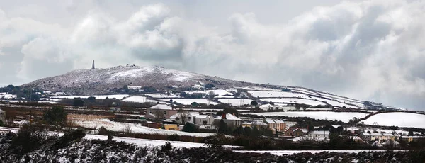 Bir panoramik Carn Brea Hill ve hafif bir kar sonra çevreleyen alanları. Cornwall İngiltere
