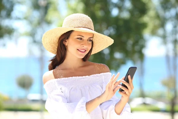 Woman texting on phone in summer — Stock Photo, Image