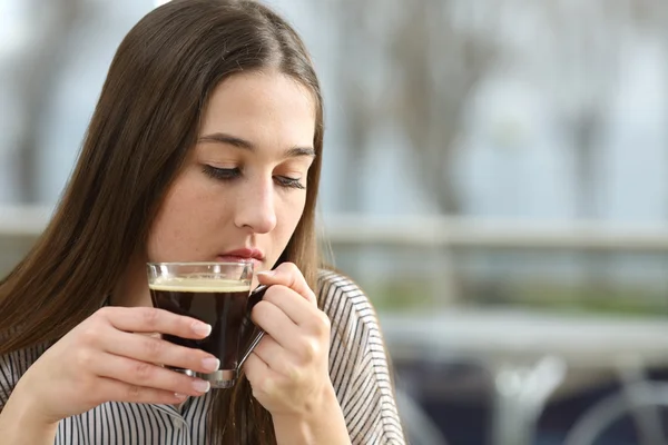 Treurige vrouw denken in een koffieshop — Stockfoto