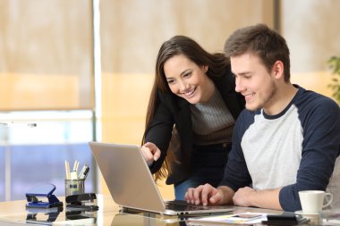 Online ofiste çalışan ekip çalışması