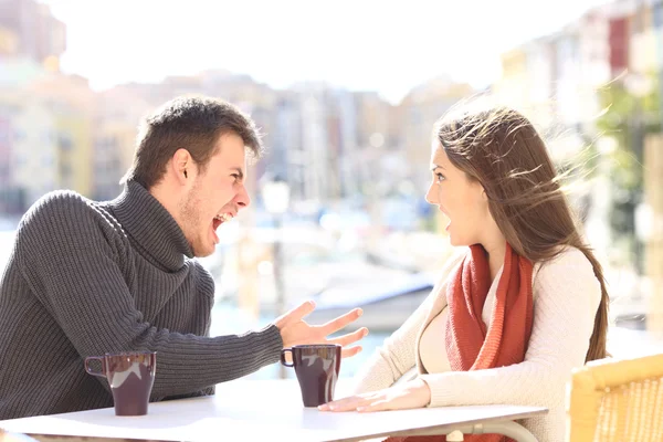 Casal irritado discutindo e gritando — Fotografia de Stock