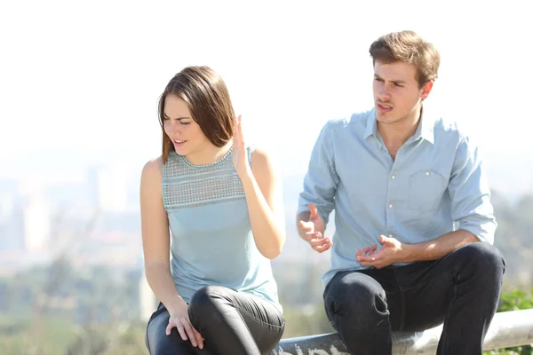 Angry couple arguing outdoors — Stockfoto