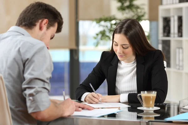 Ondertekening van de contracten na veel ondernemers — Stockfoto