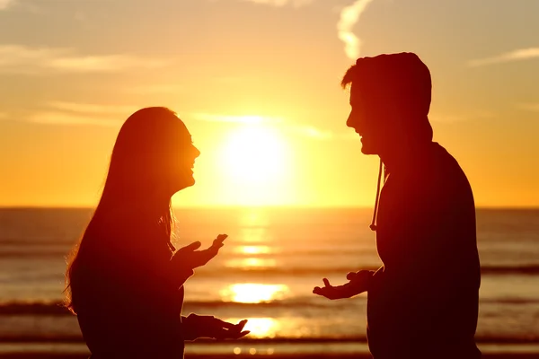 Amigos ou casal de adolescentes falando feliz ao pôr do sol — Fotografia de Stock