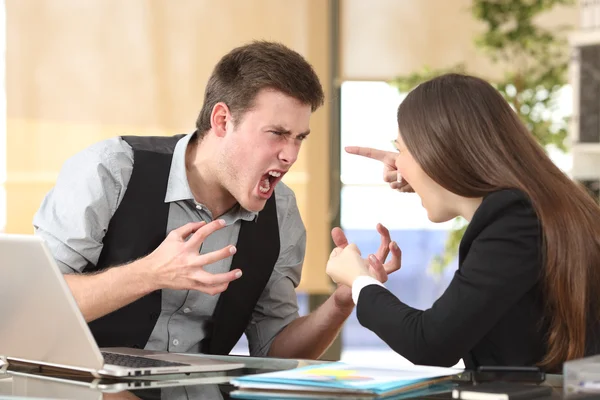 Two furious businesspeople arguing at office — Stock Photo, Image