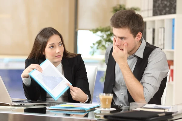 Worried coworker showing bad results — Φωτογραφία Αρχείου