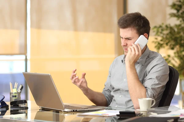 Uomo d'affari arrabbiato che litiga al telefono — Foto Stock