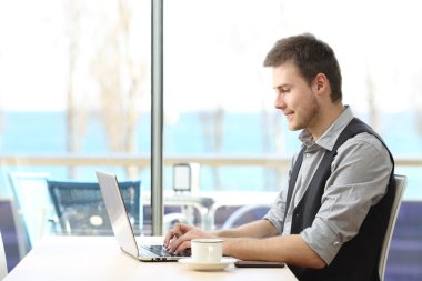 Hatta bir kafede çalışan iş adamı