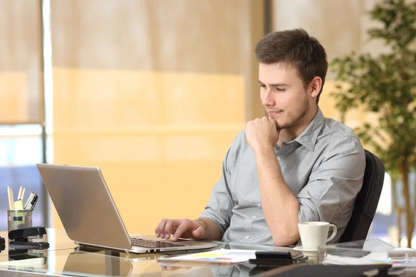 Empreendedor atento trabalhando on-line — Fotografia de Stock