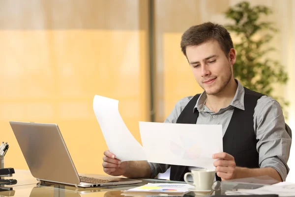 Businessman working comparing paper documents — ストック写真