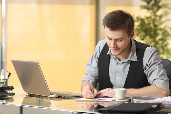 Empresário que trabalha escrevendo notas no escritório — Fotografia de Stock