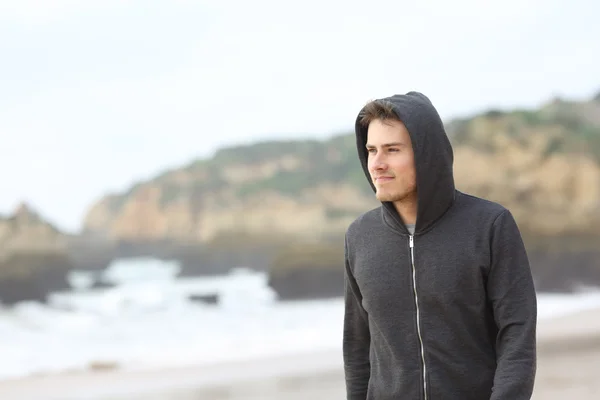 Adolescente confiante andando na praia — Fotografia de Stock