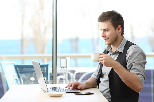 Entrepreneur working on line in a coffee shop — Stockfoto