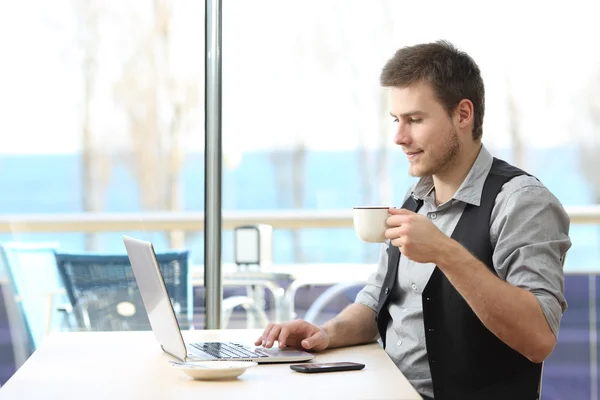 Imprenditore che lavora on line in una caffetteria — Foto Stock