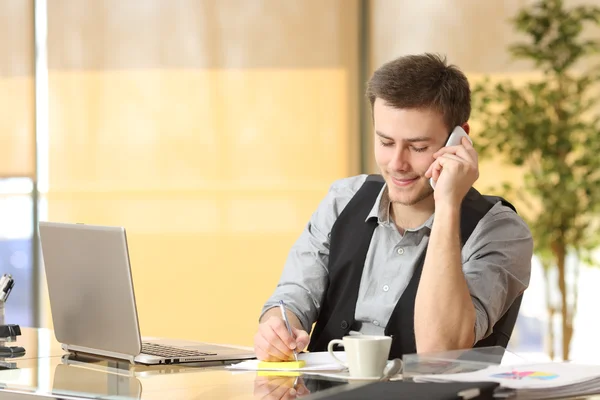 Telefonda ofisinde çalışan girişimci — Stok fotoğraf